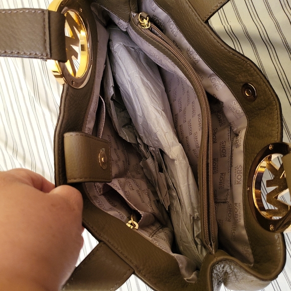 LIKE NEW Michael Kors olive green shoulder bag - Picture 4 of 5